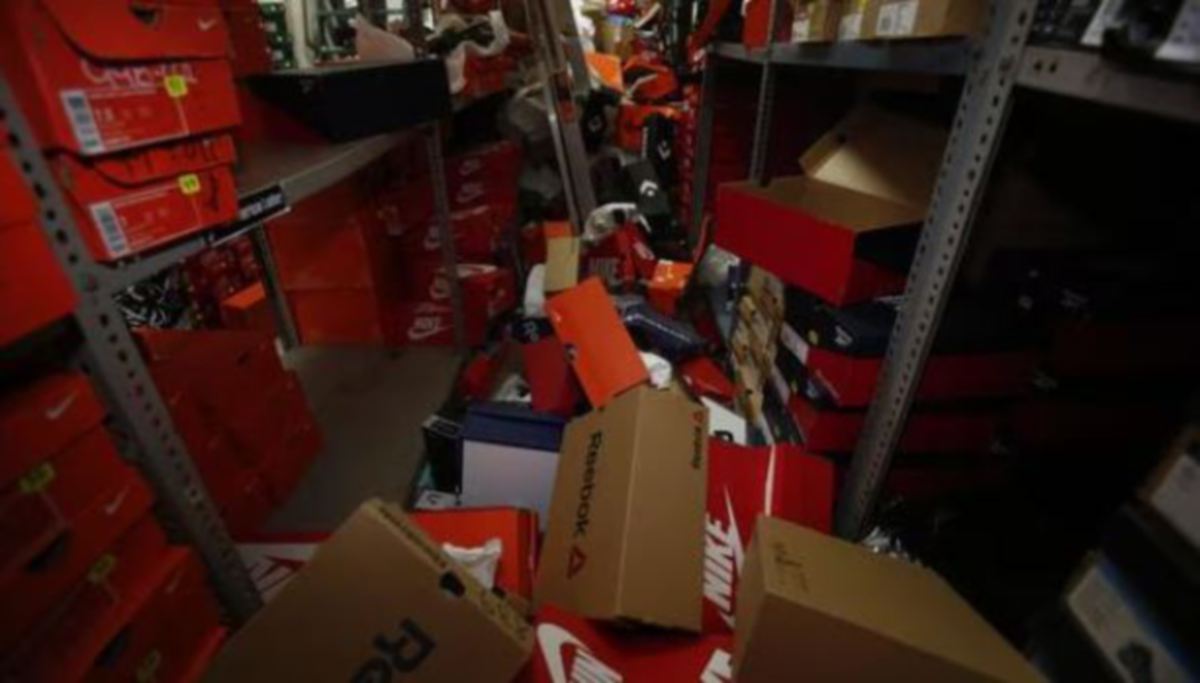 FOTO menunjukkan kasut berselerakan di kedai itu. FOTO Twitter 