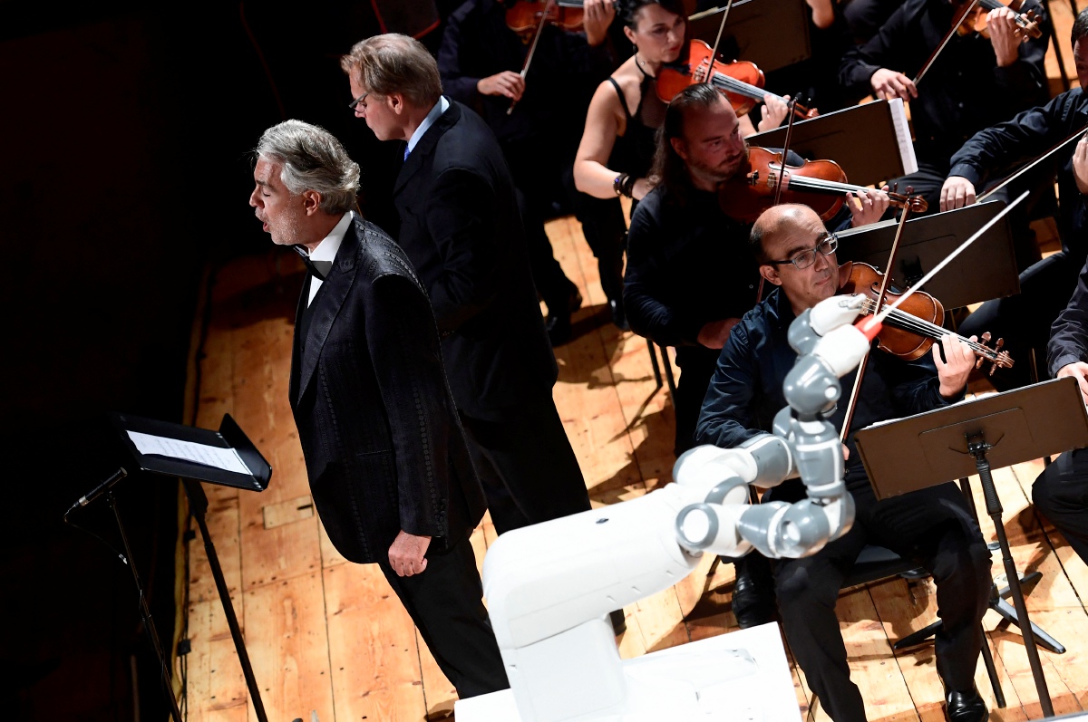 ROBOT orkestra pernah digunakan dalam persembahan Orkestra Filharmonik Lucca di Pisa, Itali, pada 12 September 2017. FOTO fail AFP 