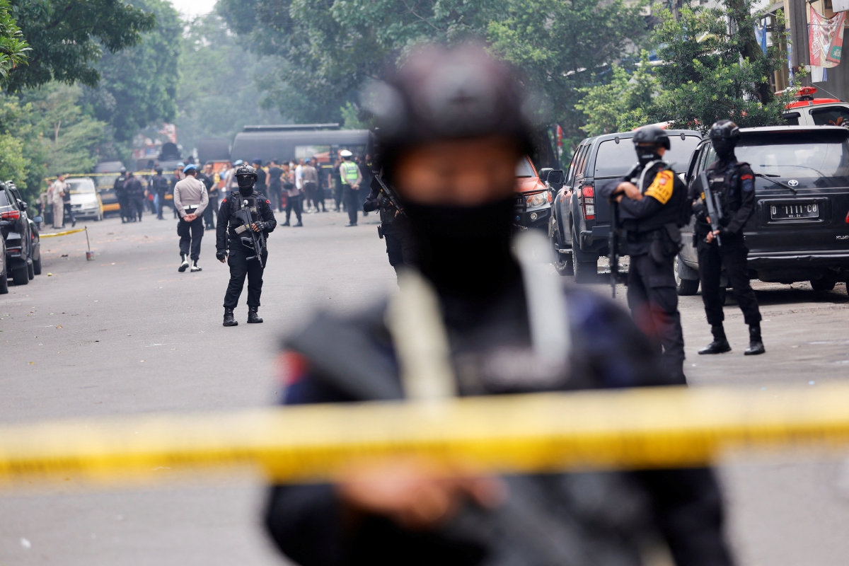 POLIS berkawal di lokasi kejadian letupan di sebuah balai polis di Bandung, semalam. FOTO Reuters