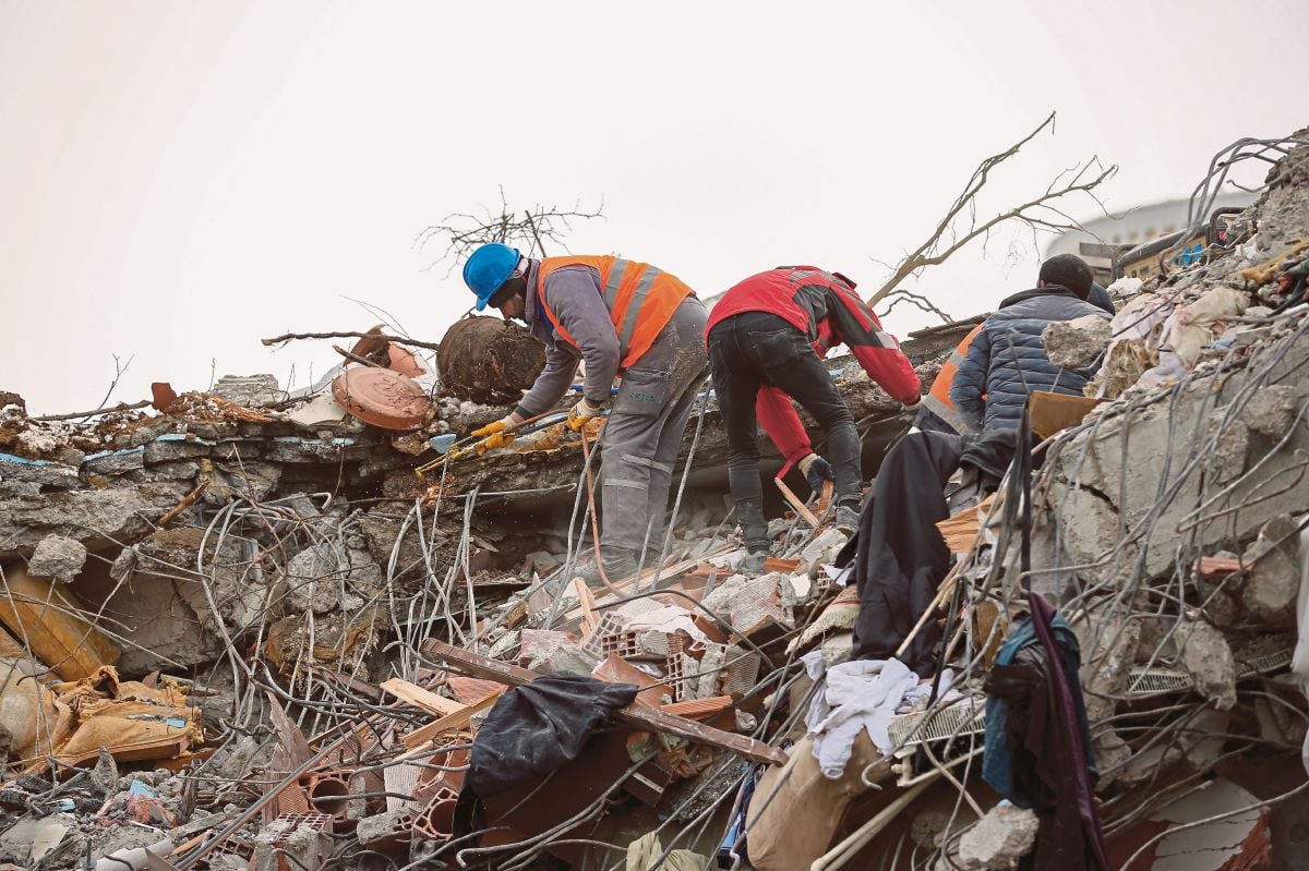 PASUKAN penyelamat mencari mangsa gempa bumi di celah runtuhan bangunan di Malatya, timur Turkiye. FOTO AP