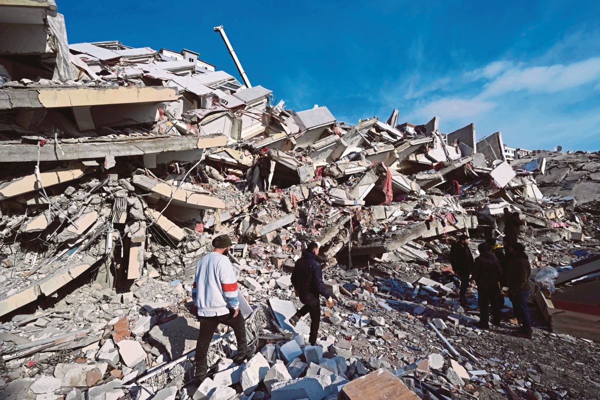 ORANG ramai berada berhampiran dengan bangunan runtuh di bandar Kahramanmaras, Turkiye. FOTO AFP 