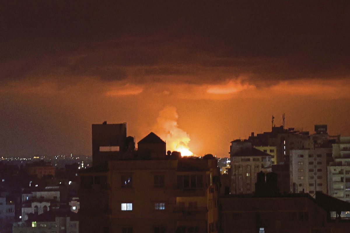 ASAP tebal dilihat dari sebuah bangunan susulan serangan tentera Israel di Gaza. FOTO AFP