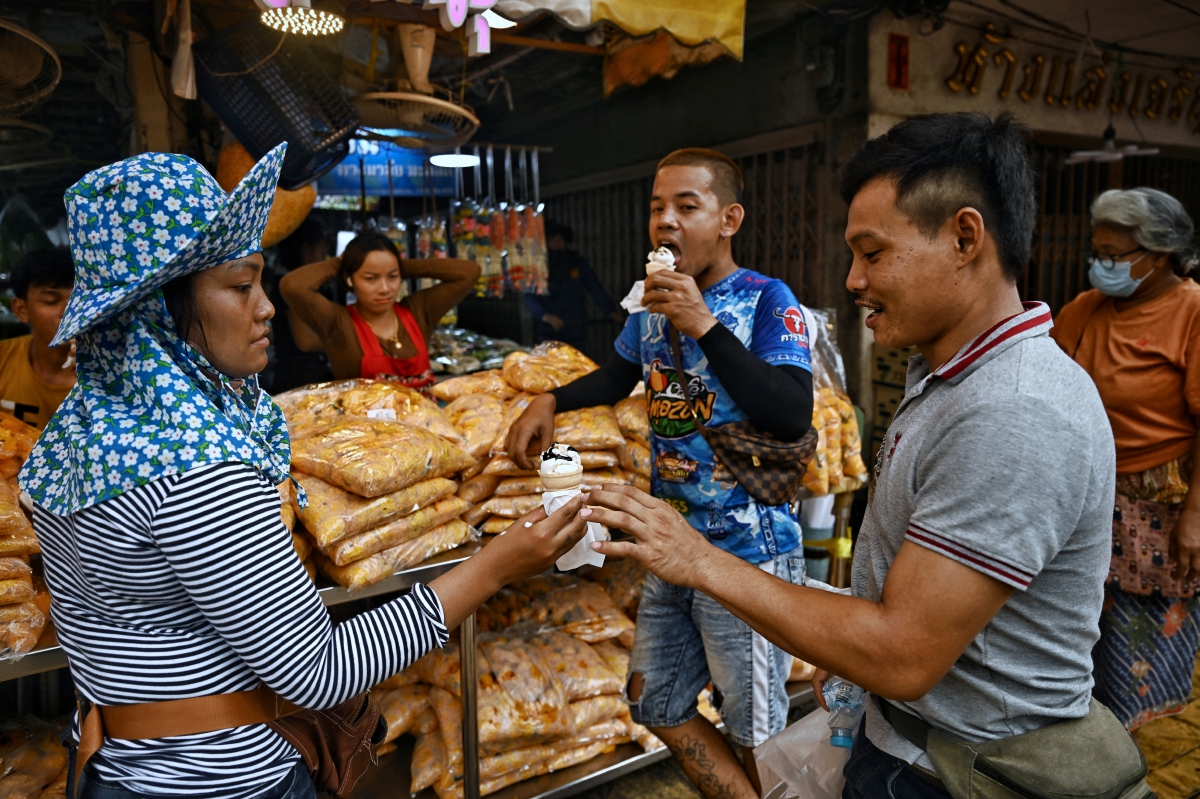 PENIAGA menjual aiskrim ketika cuaca panas di Bangkok pada 25 April lalu. FOTO AFP 