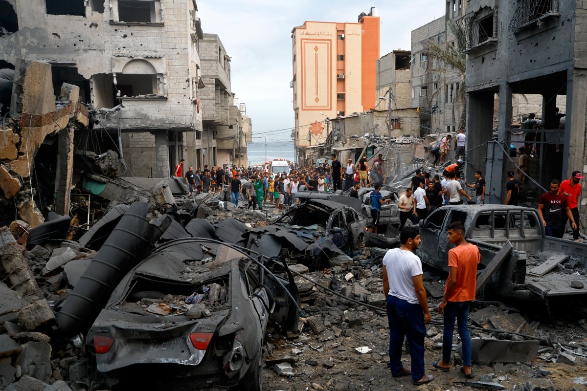 PENDUDUK Palestin memeriksa kesan kemusnahan susulan serangan udara di Gaza. FOTO Reuters 
