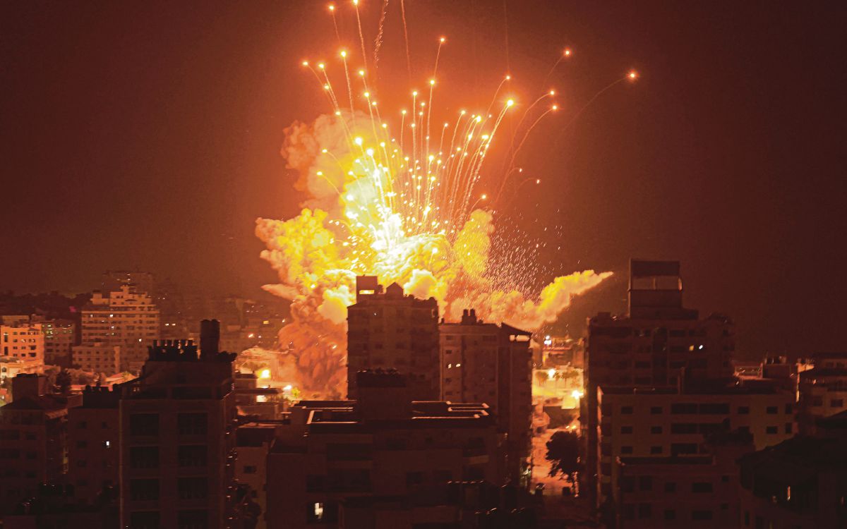 LETUPAN di Gaza ketika serangan Israel pada 8 Oktober. FOTO AFP