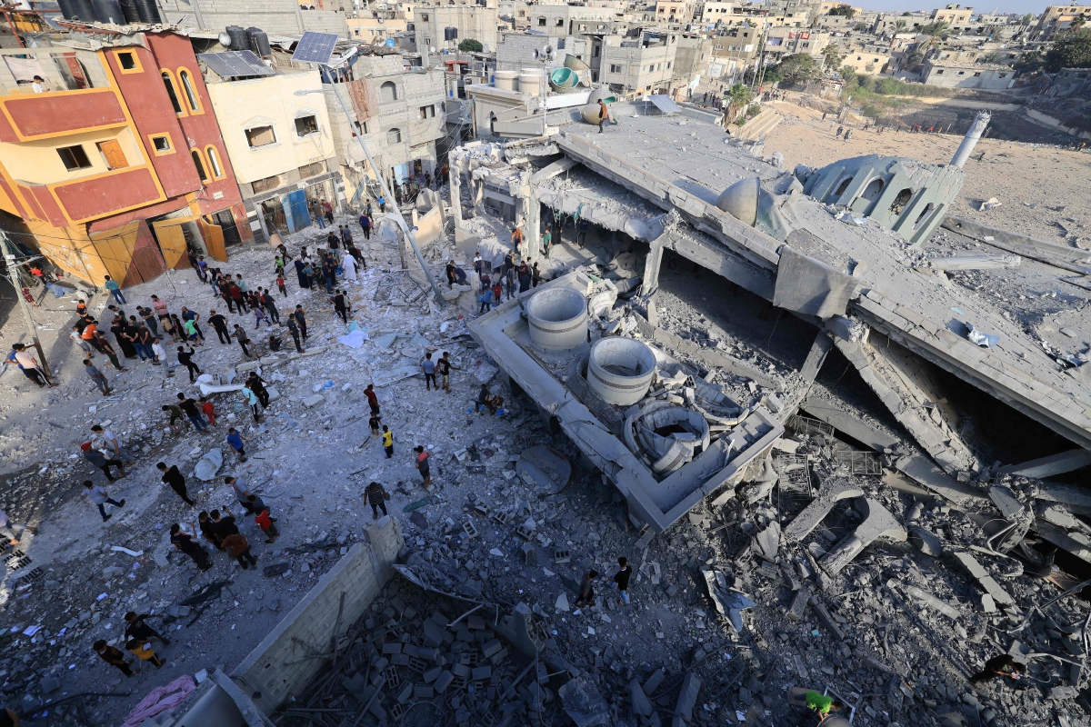 PENDUDUK Palestin di sekitar runtuhan Masjid the Khaled Ibn Al-Walid di selatan Gaza. FOTO AFP