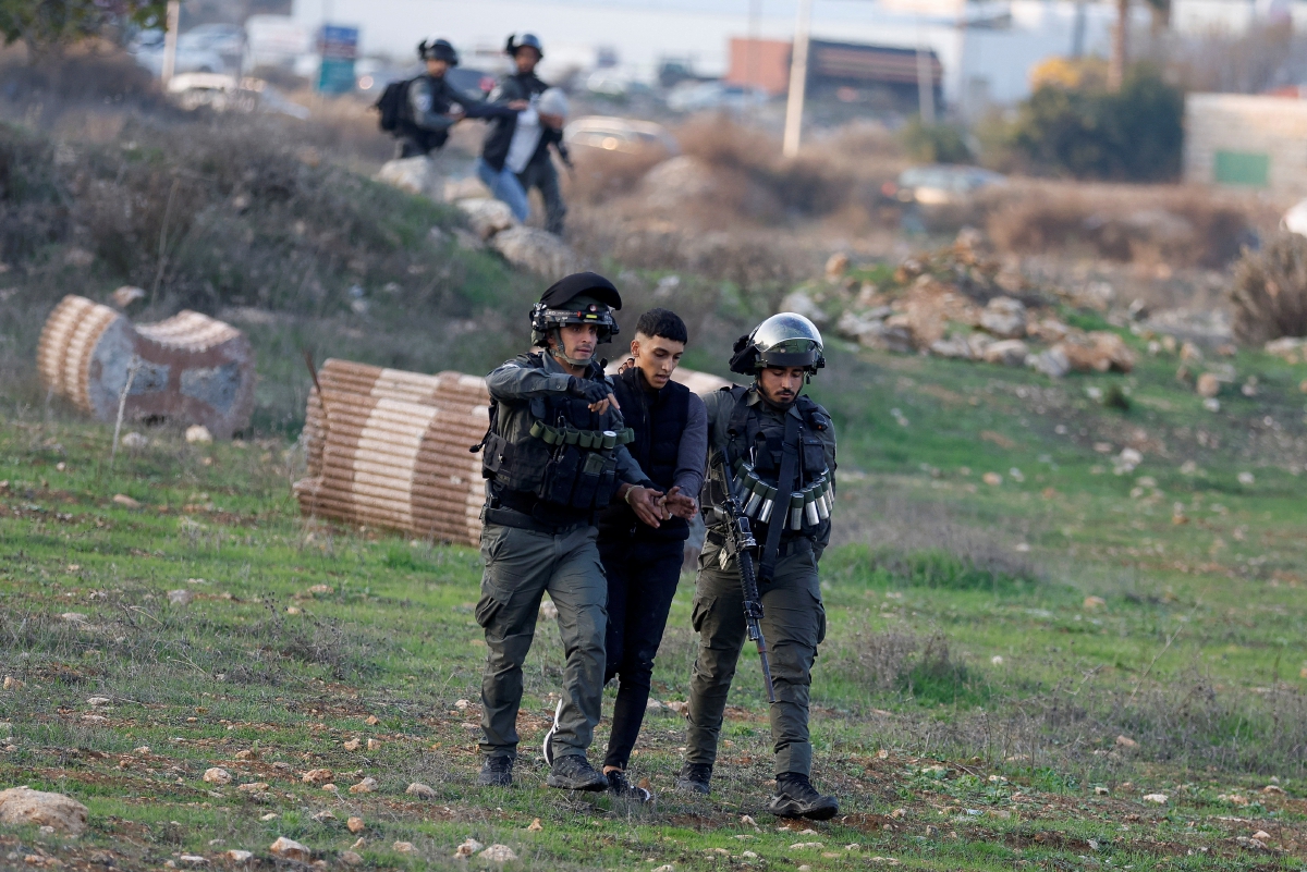 POLIS sempadan Israel menahan penduduk Palestin ketika pertempuran di Beit El, dekat Ramallah. FOTO Reuters