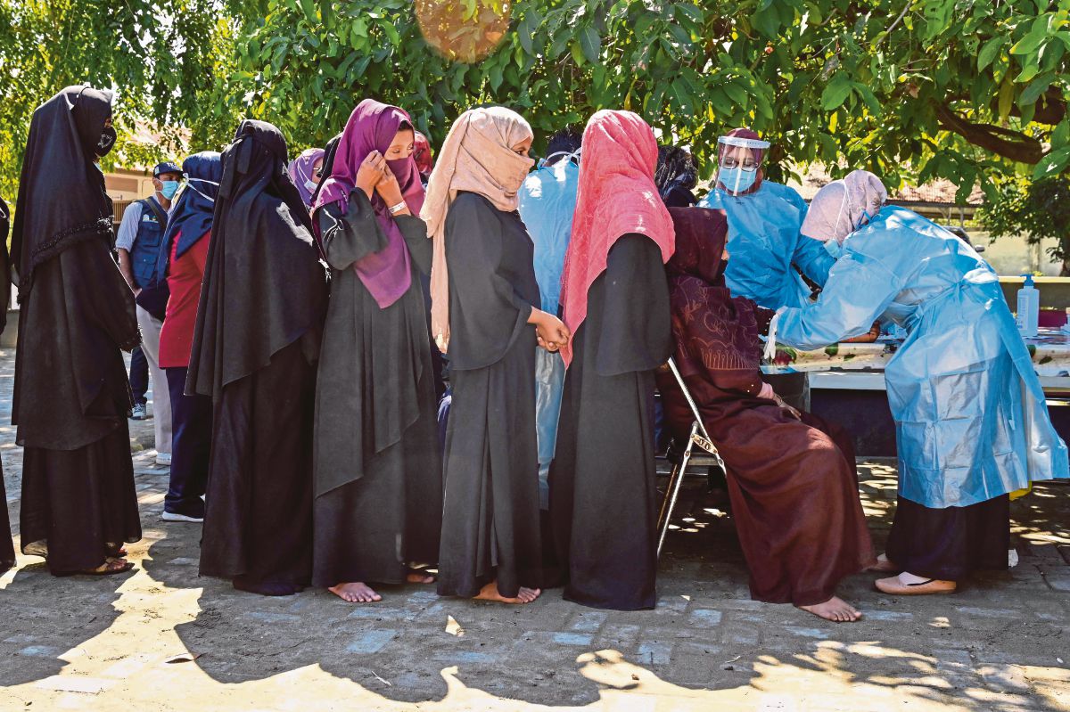 PELARIAN Rohingya menunggu untuk menjalani ujian darah di pusat perlindungan sementara di Ladong, wilayah Aceh, Indonesia. FOTO AFP