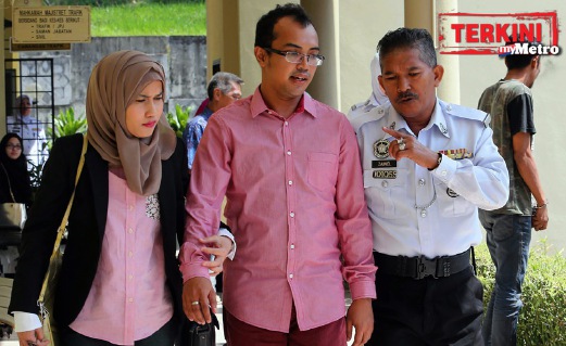 EZAD (tengah) bersama isterinya, Nur Azeana Ramli, 37, (kiri) di Mahkamah Majistret Selayang. FOTO Salhani Ibrahim