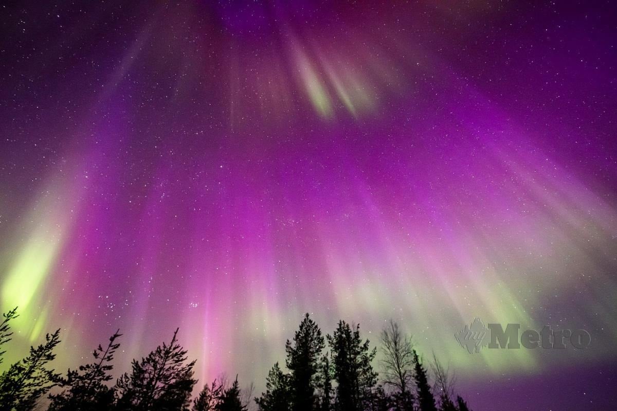 AURORA borealis, aurora yang kelihatan pada waktu malam di sekitar Kutub Utara, dilihat berhampiran Rovaniemi, Finland. FOTO AFP