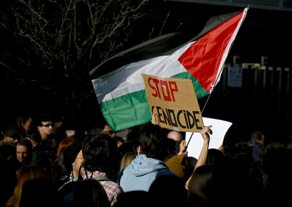 PENUNJUK perasaan mengibarkan bendera Palestin pada demonstrasi di Itali. FOTO AFP