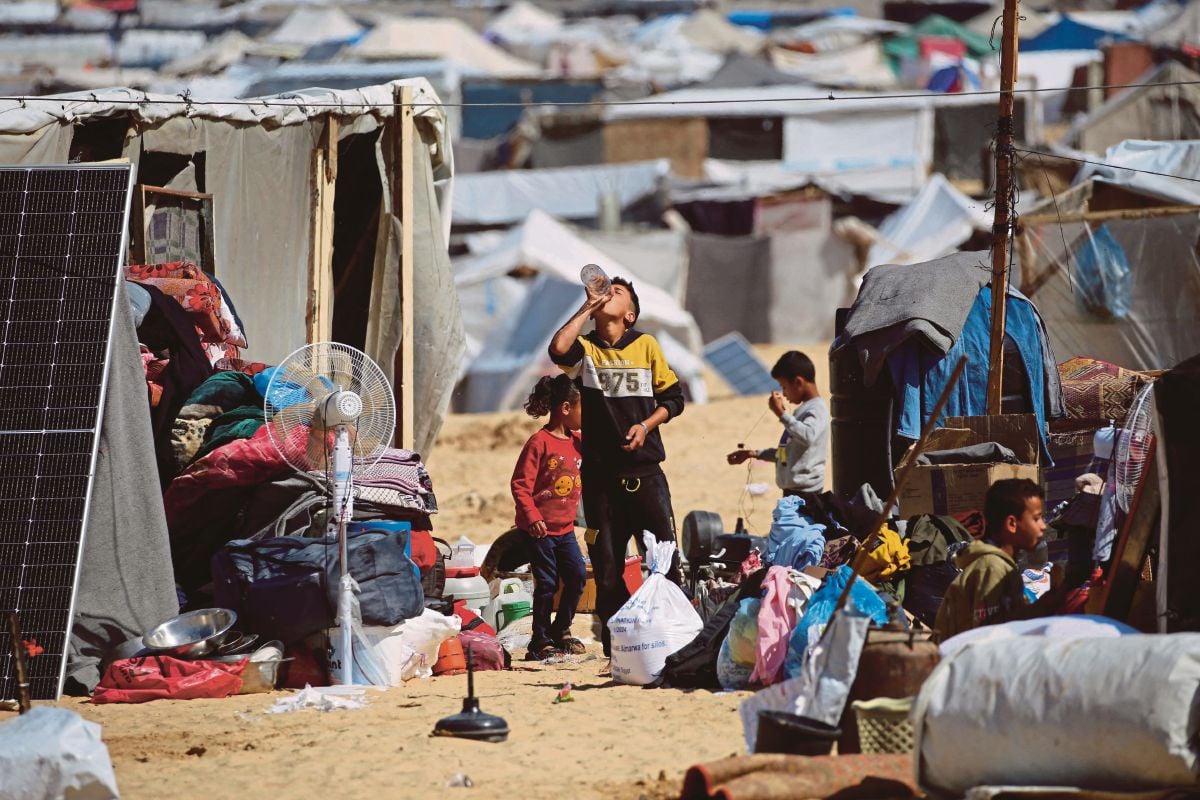 PENDUDUK Palestin mengumpul barangan untuk berpindah ke lokasi yang lebih selamat di Rafah susulan tindakan Israel meneruskan operasi ketenteraan ke kawasan itu. FOTO AFP 