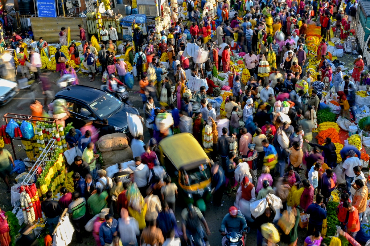 PENGUNJUNG sebuah pasar di Bangalore, India. FOTO AFP 