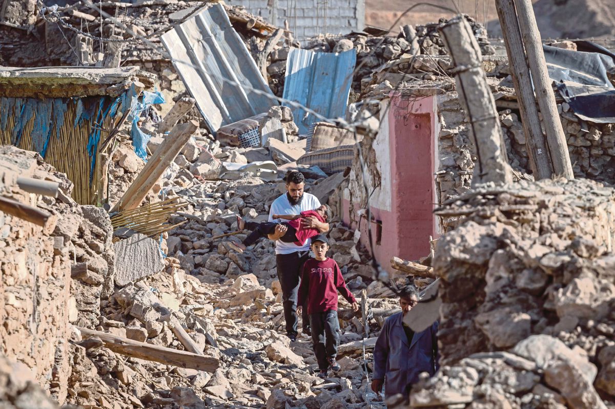 LELAKI berjalan di kawasan rumah yang musnah susulan gempa bumi kuat di kampung di kawasan pergunungan di Tafeghaghte, barat daya Marrakesh, Maghribi. FOTO AFP 