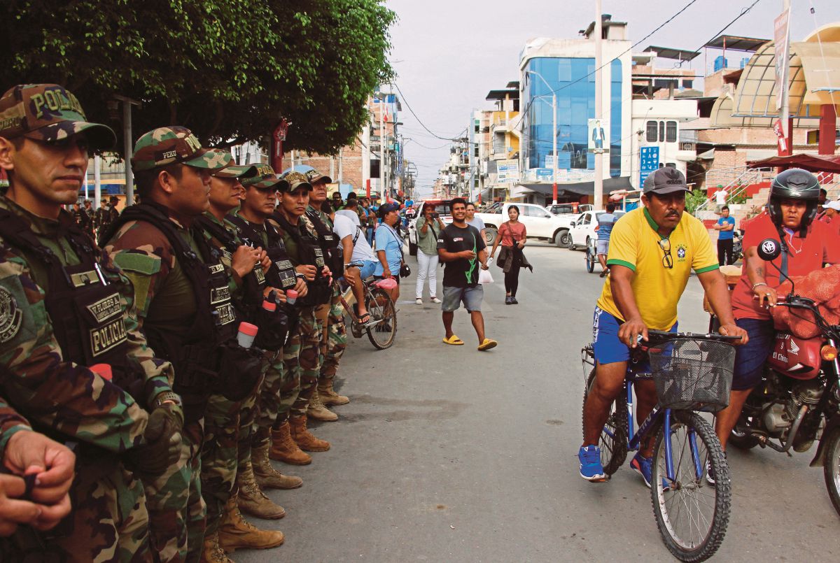 POLIS Ecuador berdiri berhampiran dengan sempadan Peru susulan insiden keganasan di negara itu. FOTO Reuters 