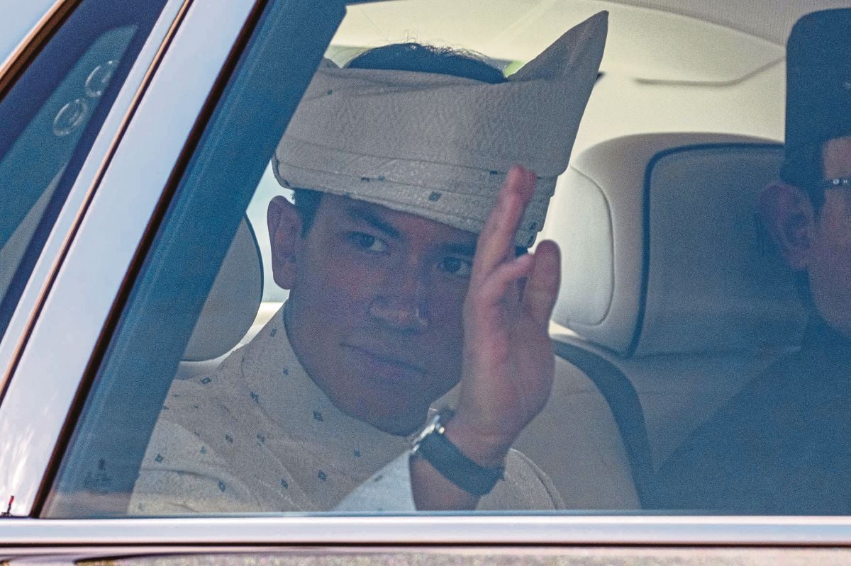 PENGIRAN Muda Abdul Mateen melambai dari kenderaannya pada hari pernikahannya. FOTO AFP 