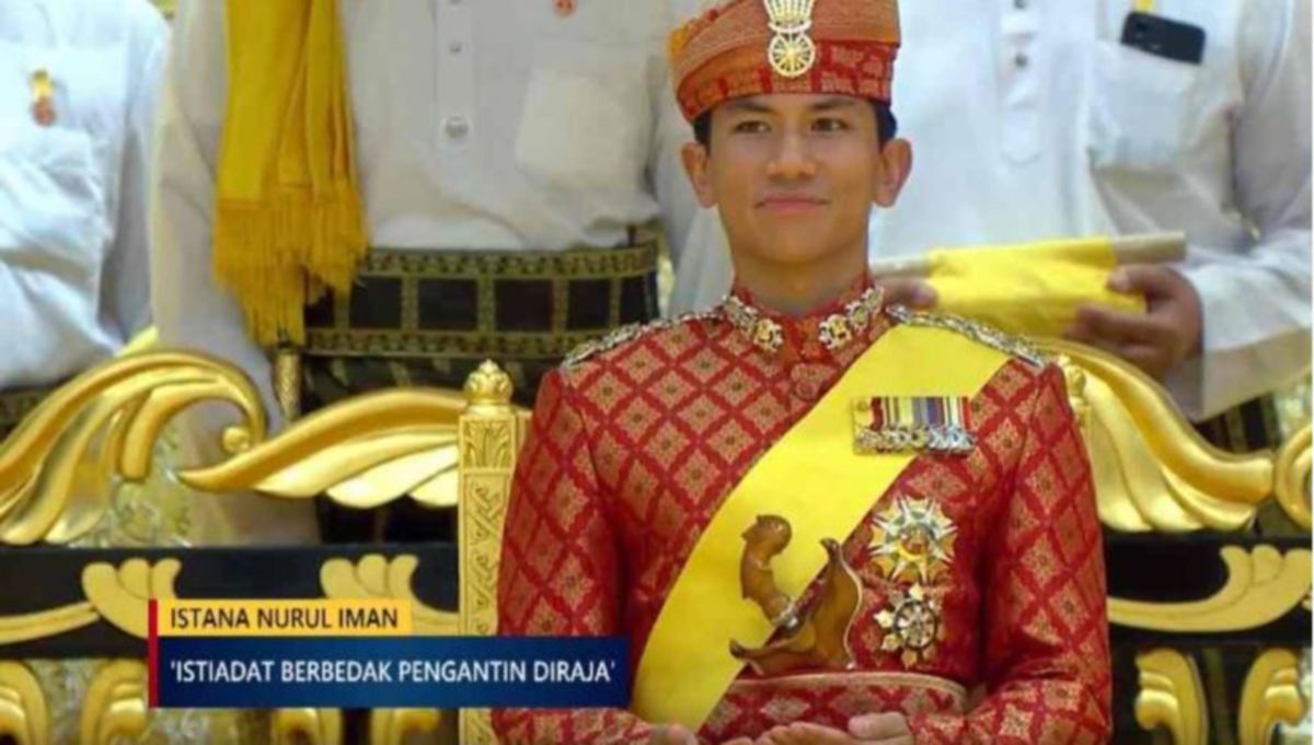 TANGKAP layar video Radio Televisyen Brunei menunjukkan Pengiran Muda Abdul Mateen ketika istiadat berbedak