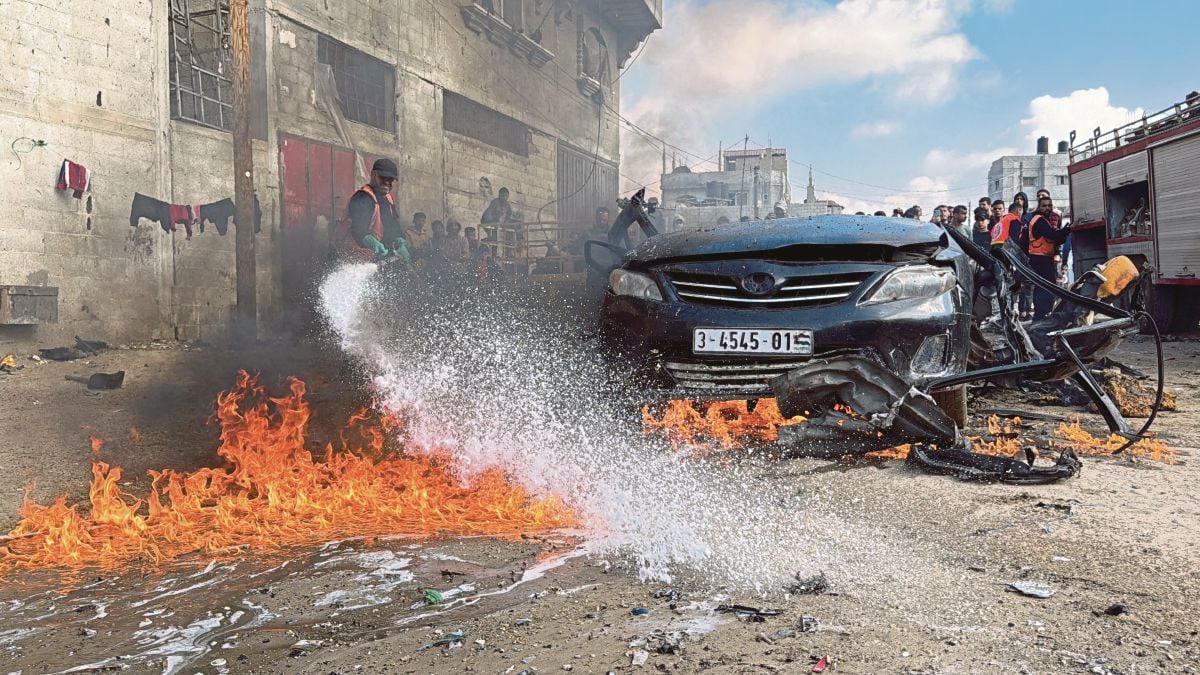 BOMBA memadam kebakaran pada kereta susulan serangan Israel di Rafah, selatan Gaza. FOTO Reuters 