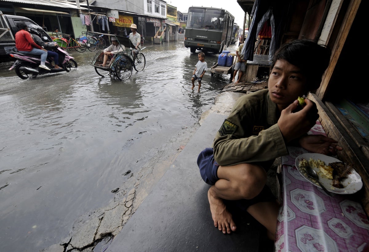 JAKARTA sering dilanda banjir berikutan sebahagian ibu kota Indonesia itu semakin ‘tenggelam’. FOTO fail AFP 