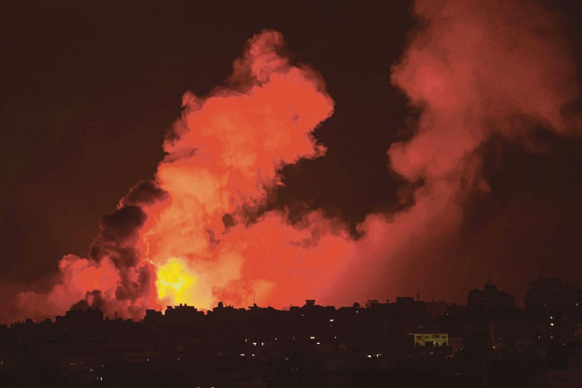 LETUPAN susulan serangan udara Israel di Gaza. FOTO AFP