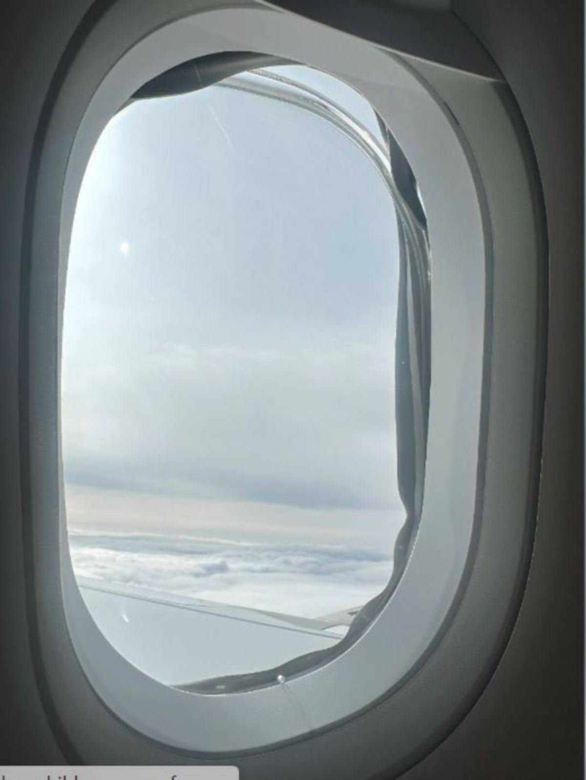 FOTO menunjukkan tingkap pesawat Airbus A321 yang rosak dan hilang, hanya disedari ia selepas berlepas dari Lapangan Terbang London Stansted pada 4 Oktober 2023. FOTO Agensi