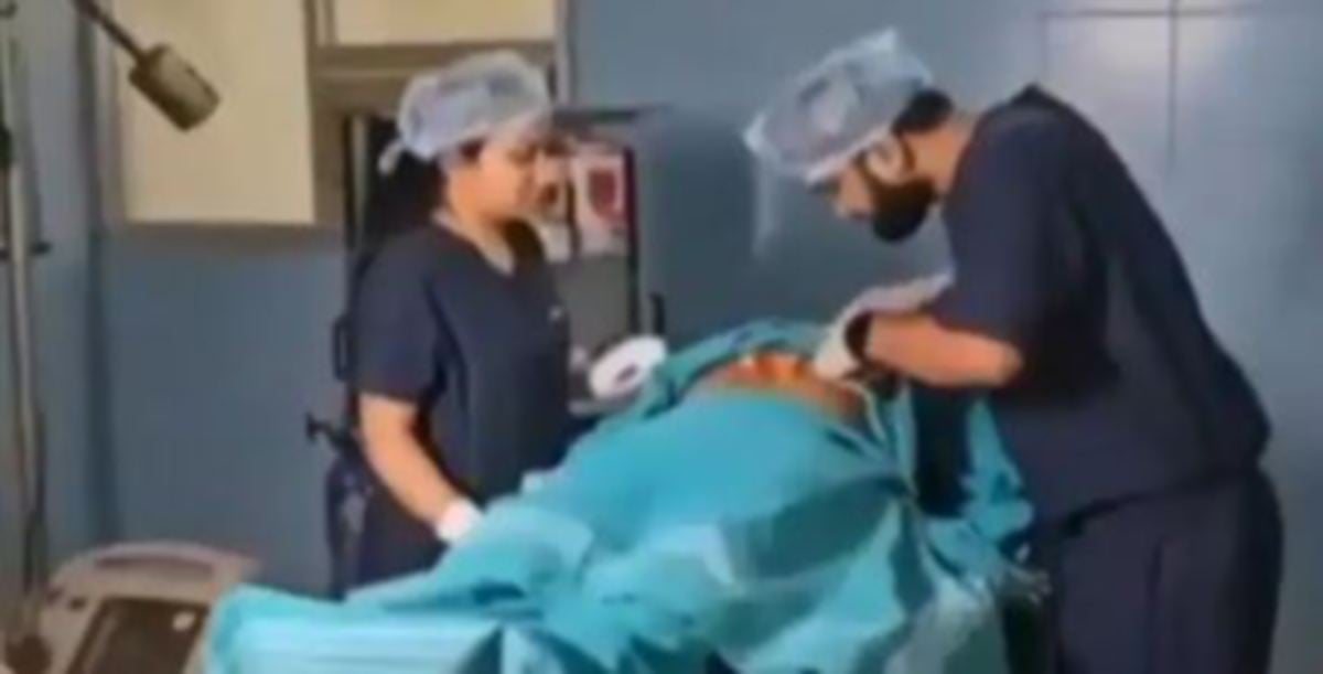 RAKAMAN menunjukkan doktor berkenaan yang dikenal pasti pihak berkuasa sebagai Dr Abhishek 'melakukan' pembedahan ke atas seorang 'pesakit'. FOTO Agensi 