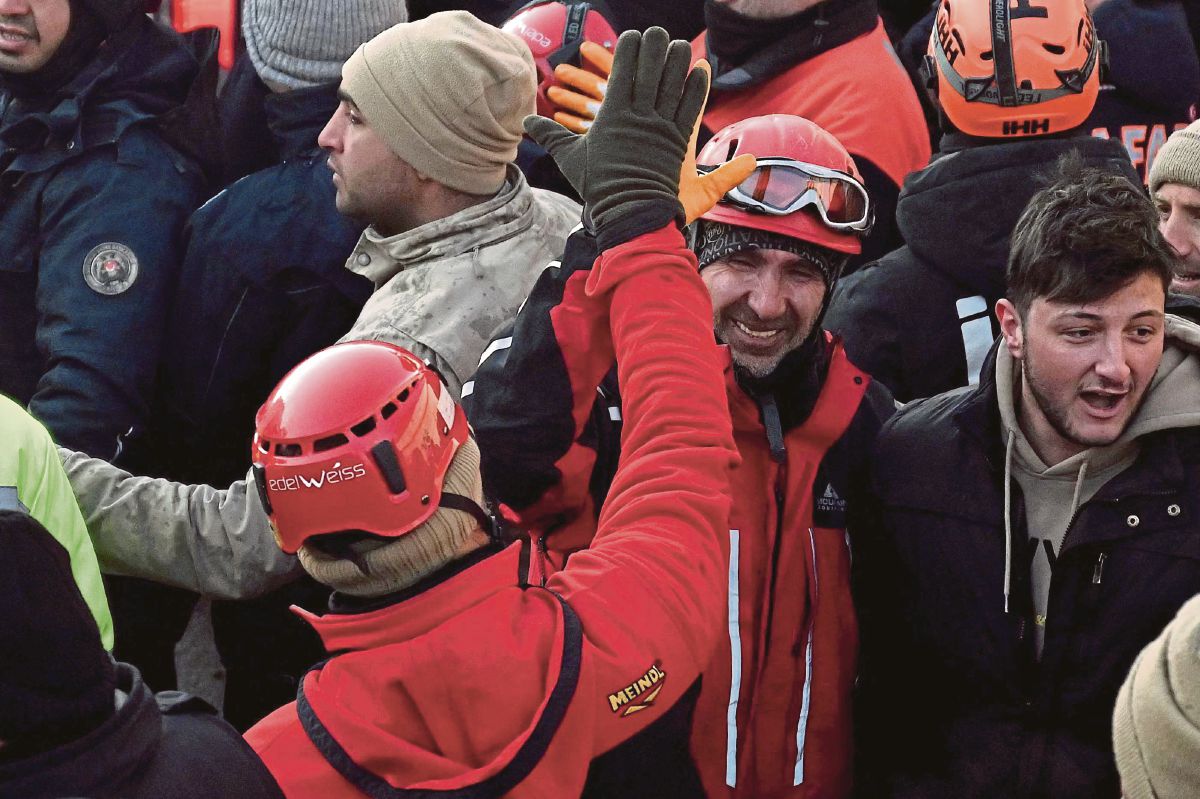PASUKAN penyelamat mengusung Melisa Ulku yang diselamatkan dari runtuhan di daerah Elbistan, Kahramanmaras. FOTO AFP 