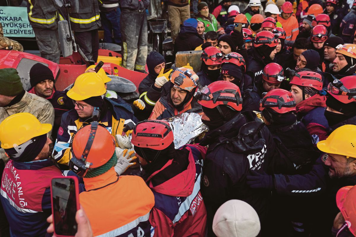REAKSI pasukan penyelamat selepas menemui Melisa Ulku dari runtuhan di daerah Elbistan, Kahramanmaras. FOTO AFP 