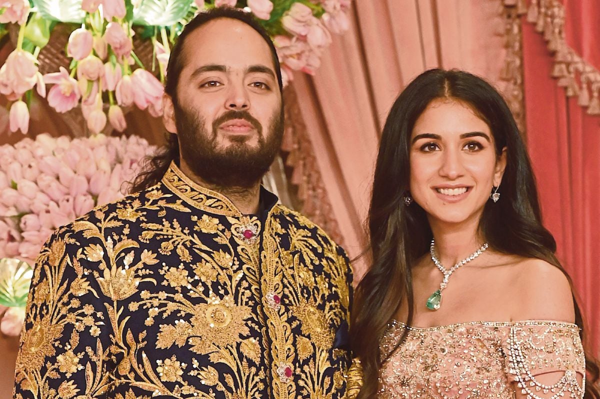 RADHIKA Merchant (kanan) dan tunangnya, Anant Ambani, ketika upacara sangeet di Mumbai. FOTO AFP