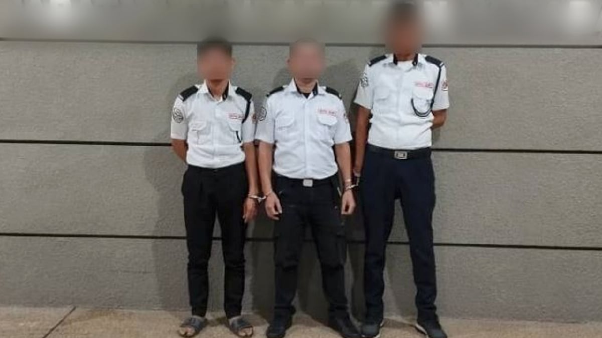 TIGA pengawal keselamatan yang ditahan dalam operasi berkenaan. FOTO Ihsan JPN 