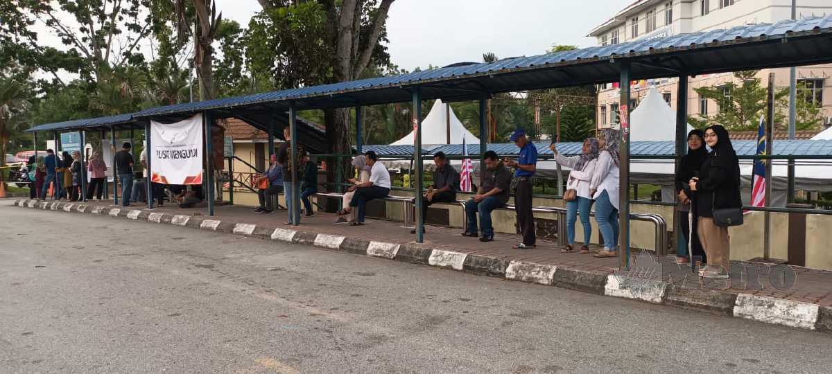 PENGUNDI mula beratur di luar pusat mengundi Sekolah Kebangsaan Bukit Sentosa dalam Dewan Undangan Negeri Batang Kali, Hulu Selangor, seawal jam 7 pagi. Gambar Ismail Mat.