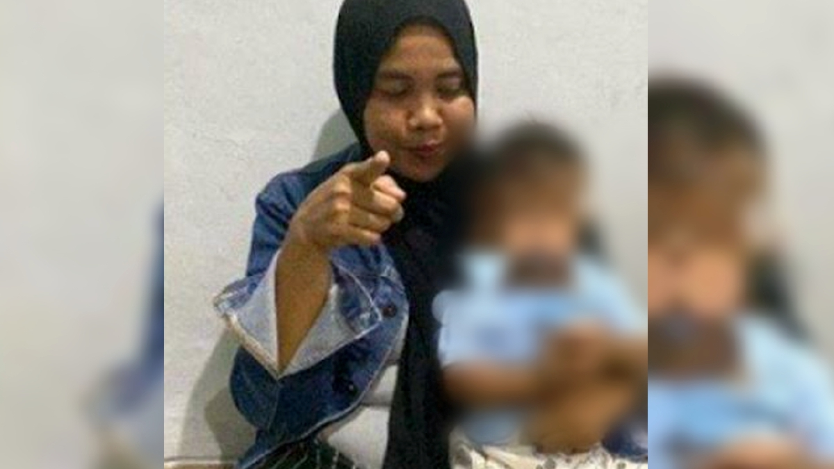 SITI Maulia menyedari bayi itu bukanlah anaknya selepas ujian DNA di sebuah makmal di Jakarta. FOTO Agensi 