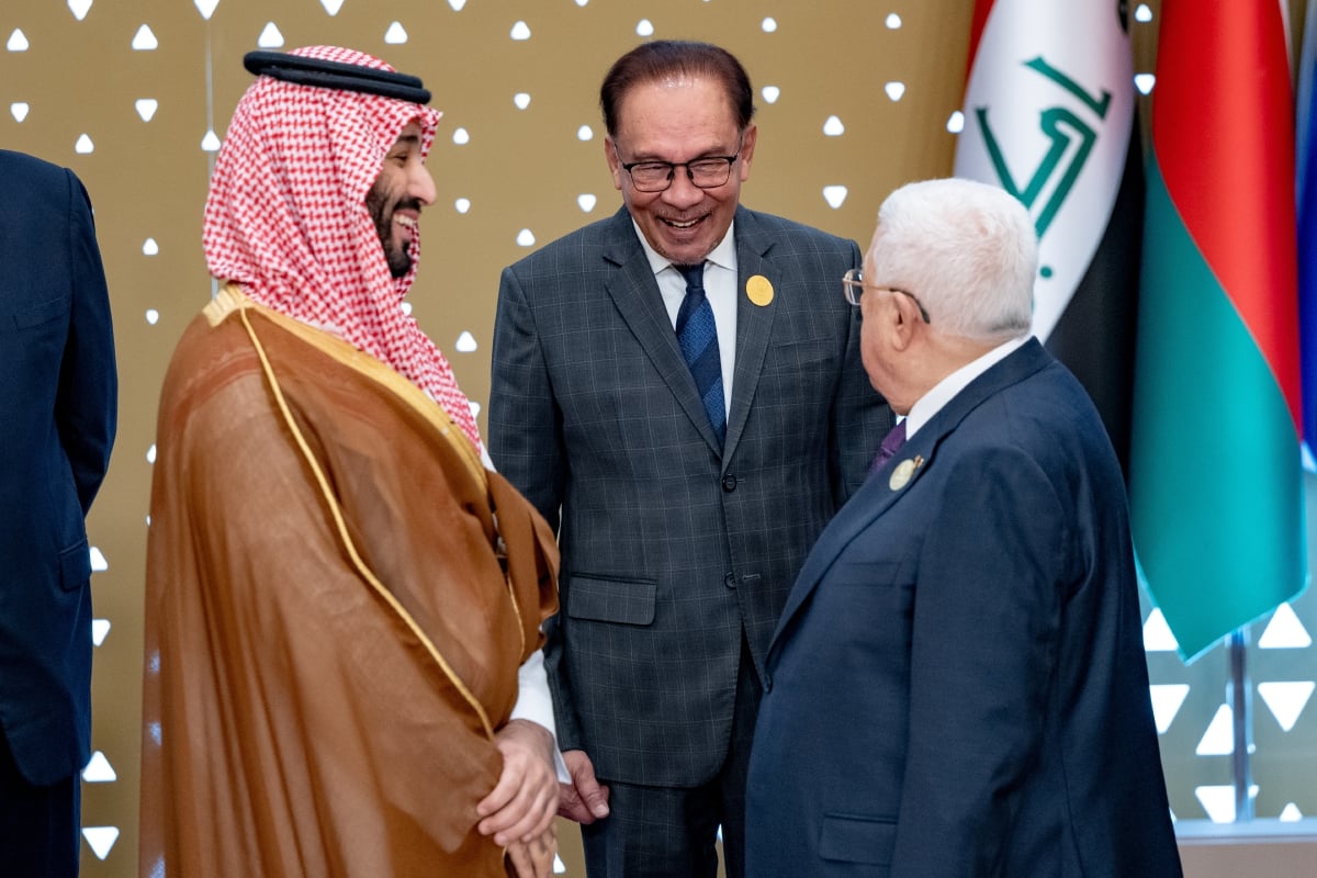 ANWAR Ibrahim beramah mesra bersama Putera Mahkota Arab Saudi Mohammed Bin Salman (kiri) dan Presiden Palestin Mahmoud Abbas (kanan) pada Sidang Media Kemuncak Tergempar OIC kali Kelapan di Riyadh, Arab Saudi, semalam. FOTO 