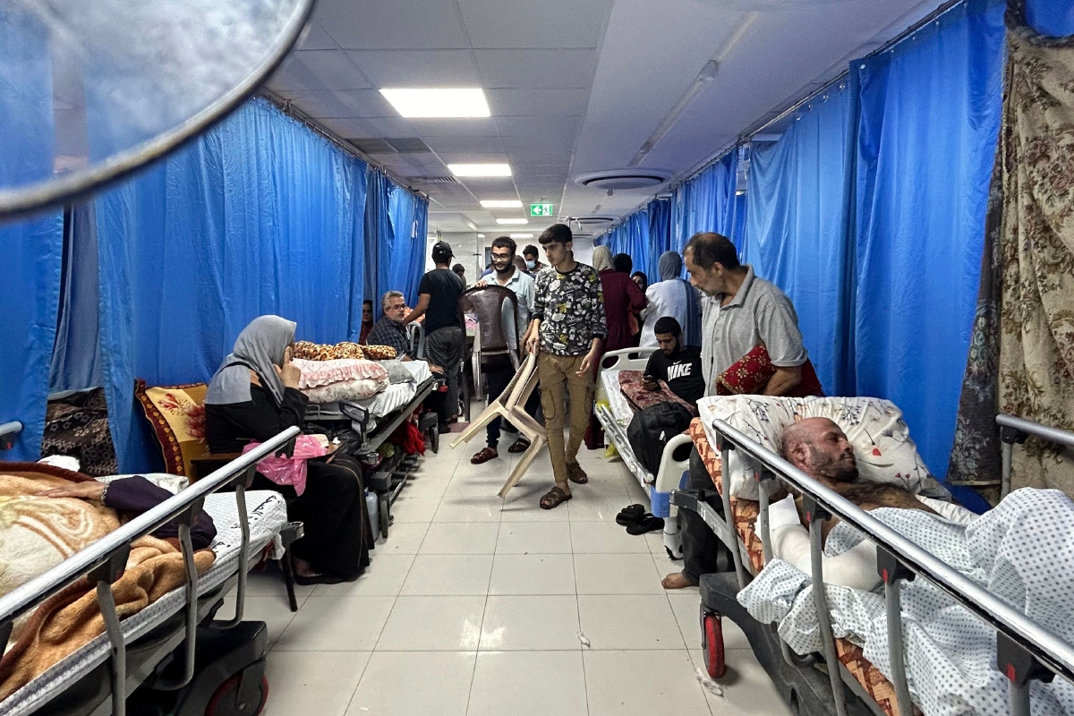 PESAKIT, dan penduduk yang mencari perlindungan, di Hospital Al-Shifa, Gaza. FOTO AFP 