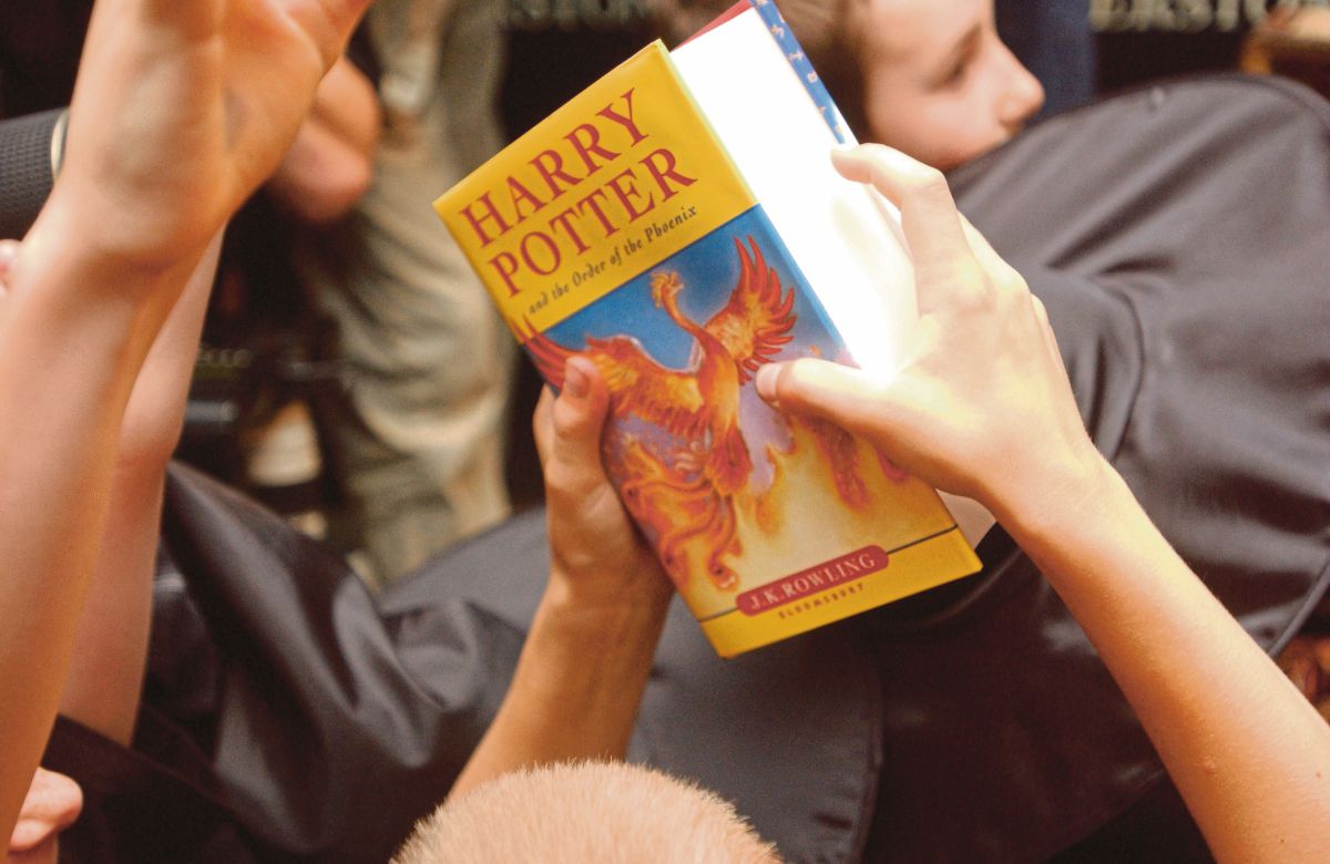 KANAK-KANAK memegang buku Harry Potter and the Order  di sebuah kedai buku di tengah London. FOTO fail Reuters