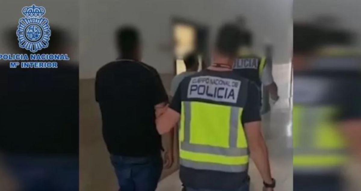 POLIS menahan suspek. FOTO Polis Sepanyol