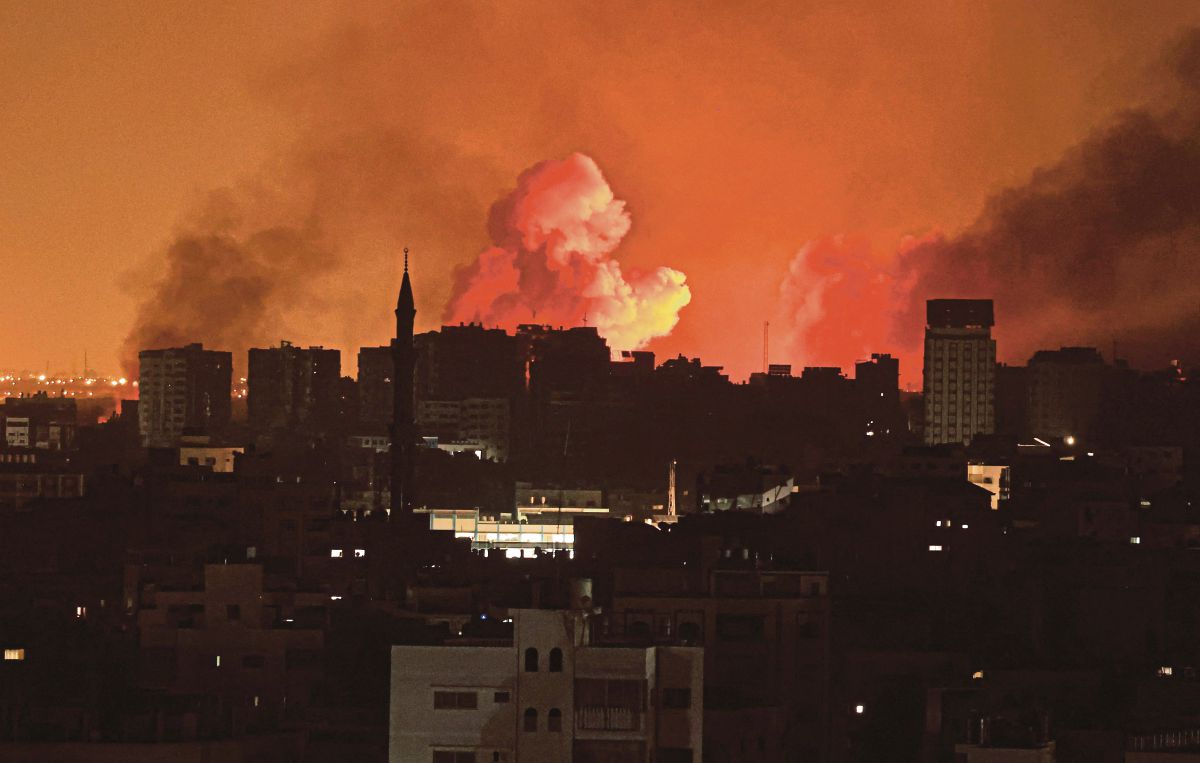 KEBAKARAN susulan serangan udara Israel di Gaza pada Khamis. FOTO AFP