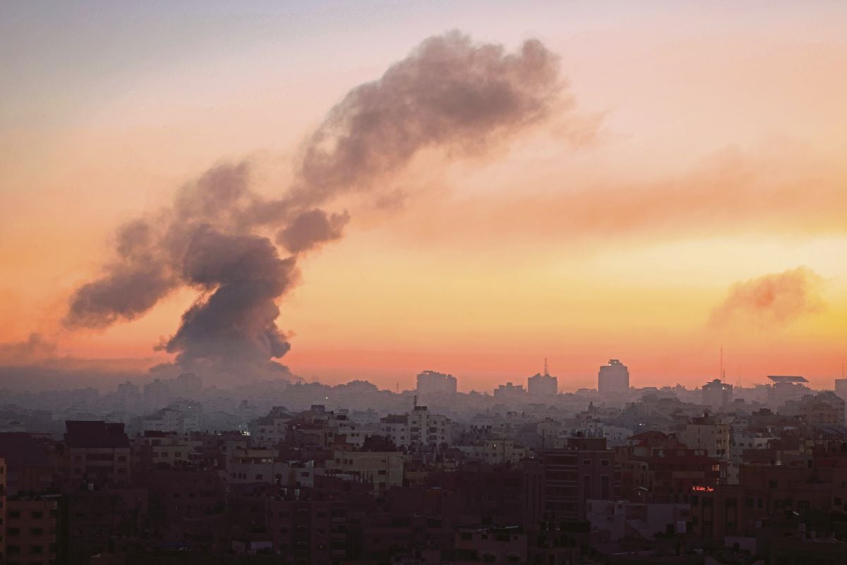API dan asap tebal dari sebuah bangunan di Gaza susulan serangan udara Israel. FOTO AFP 