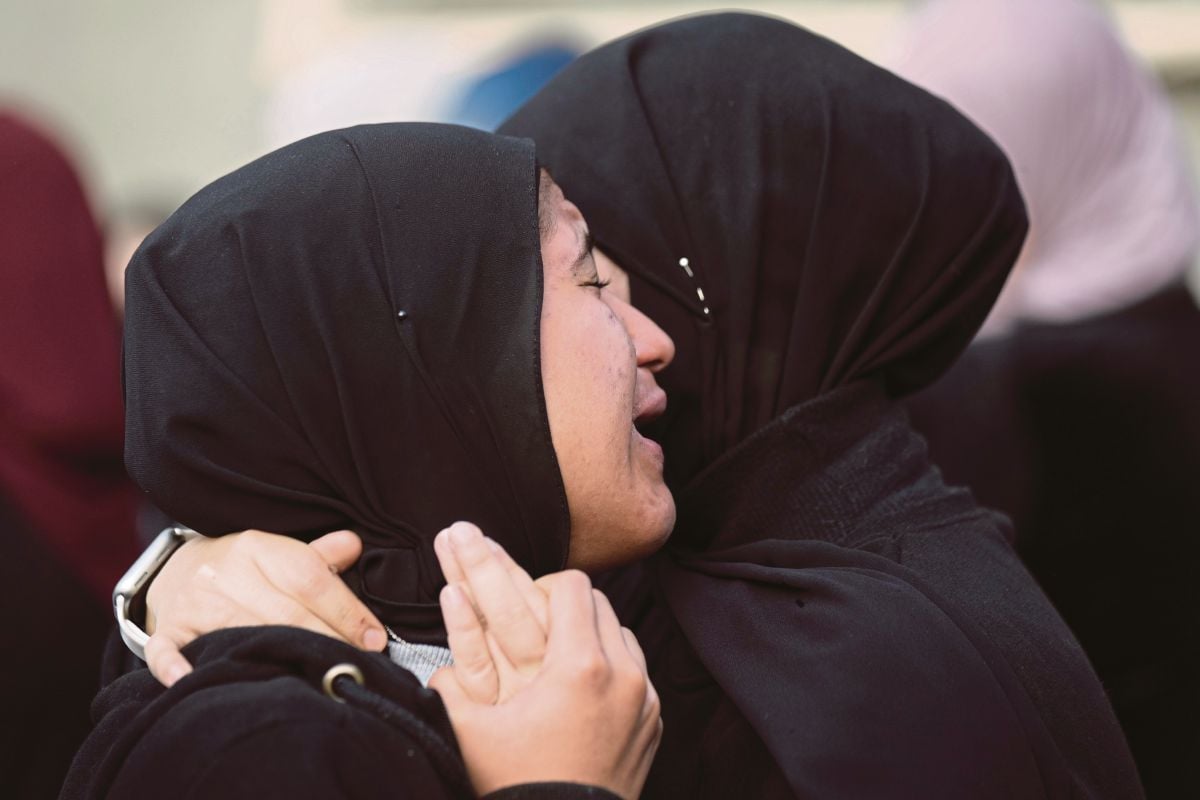 REAKSI wanita Palestin ketika pengebumian Jana Zakaran di Jenin, bandar di Tebing Barat. FOTO AP 