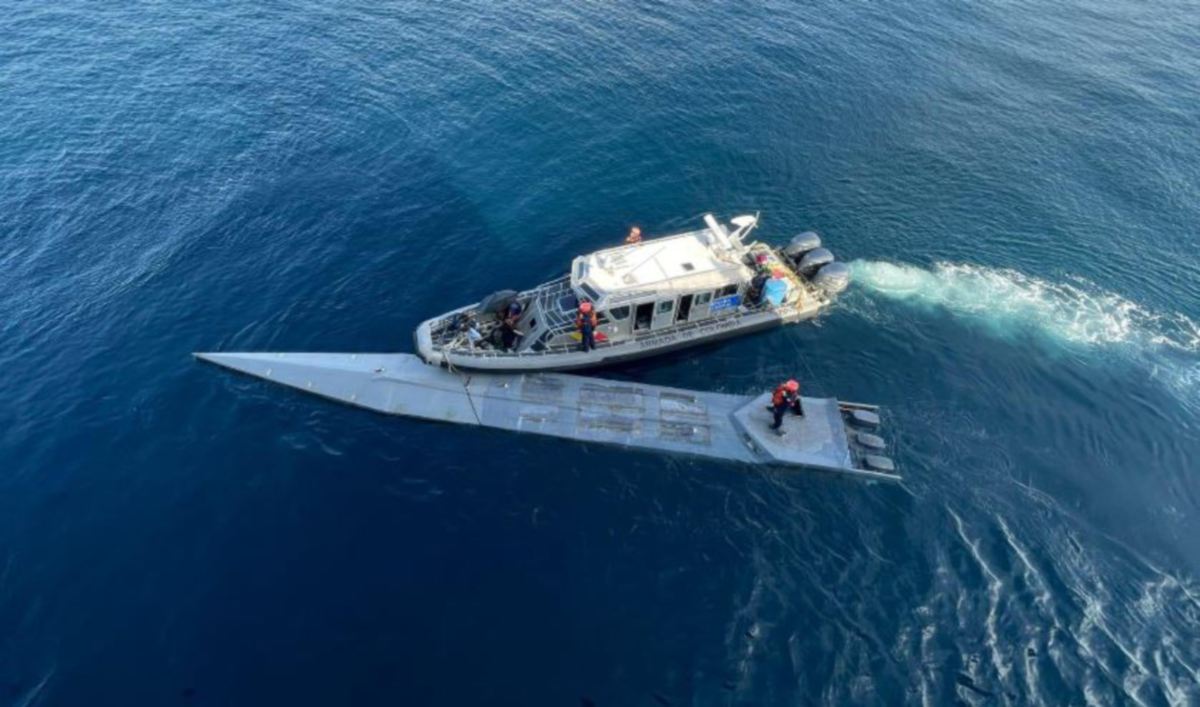 KAPAL selam membawa hampir tiga tan kokain itu diserbu Tentera Laut Colombia. FOTO Tentera Laut Colombia