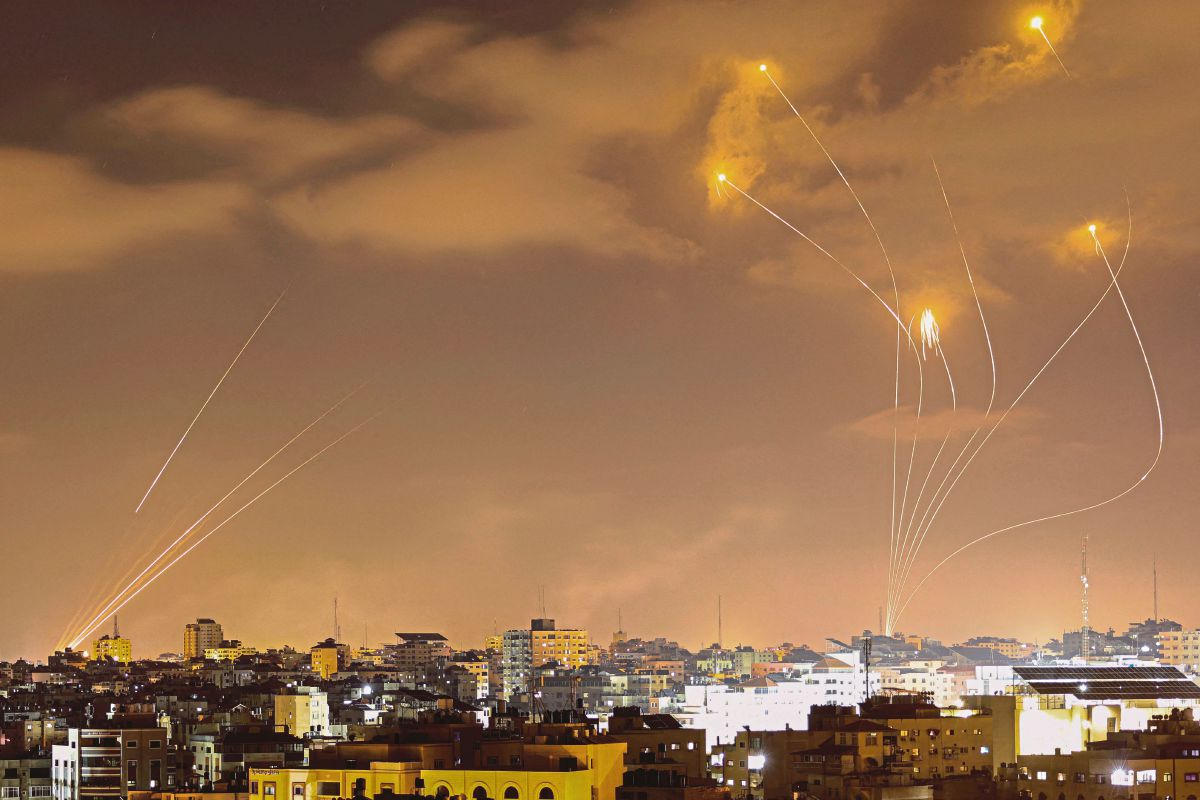 SISTEM pertahanan Iron Dome memintas roket dilancarkan dari Gaza. FOTO AFP
