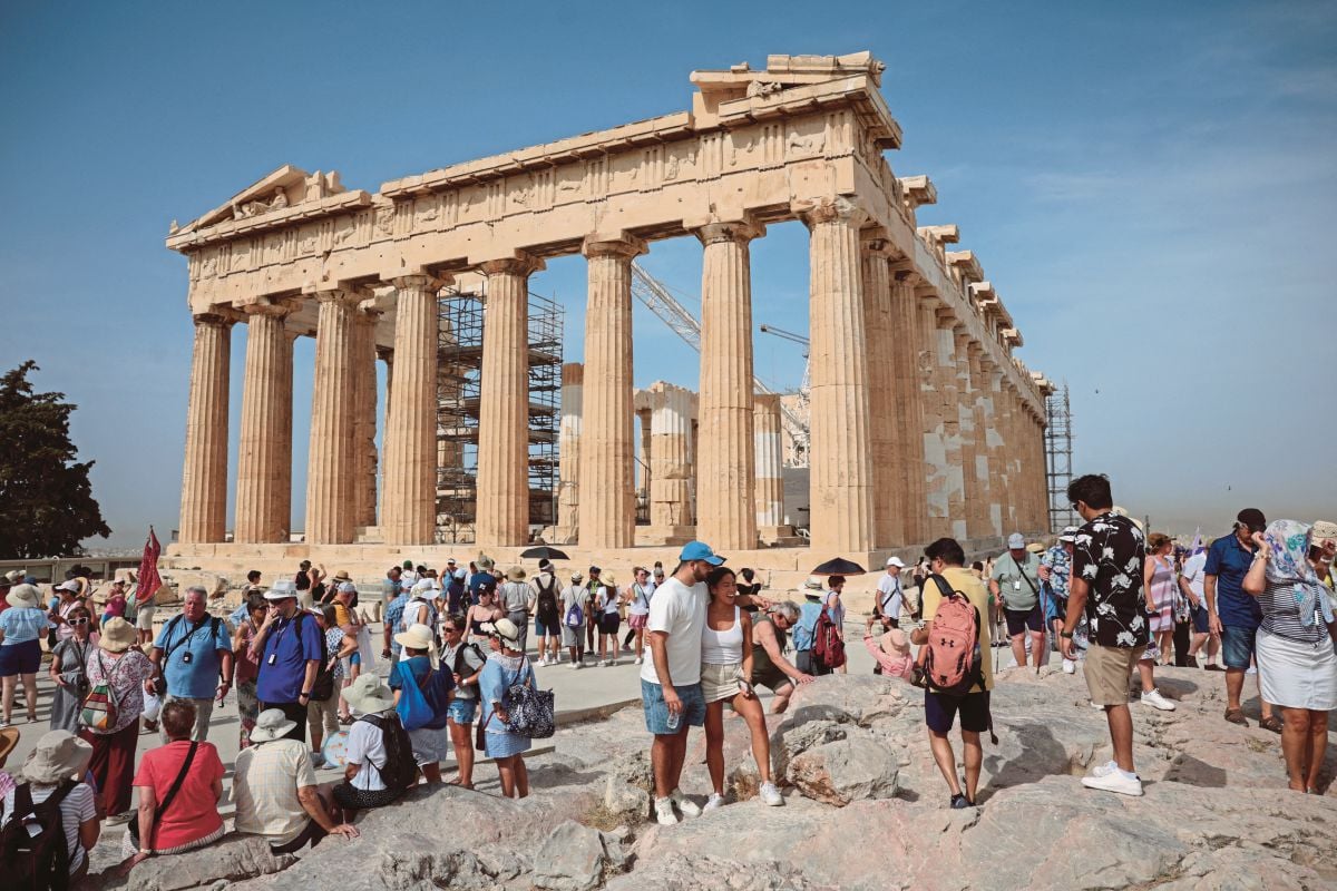 KUIL Parthenon di Acropolis, adalah tarikan pelancong utama di Greece. FOTO Reuters 