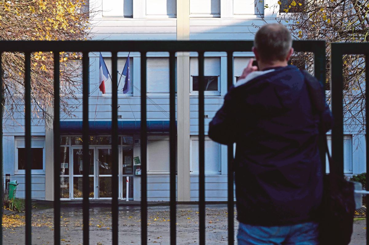 PINTU pagar sekolah yang menjadi lokasi insiden murid perempuan mengugut seorang guru dengan pisau di Rennes, barat Perancis. FOTO AFP 