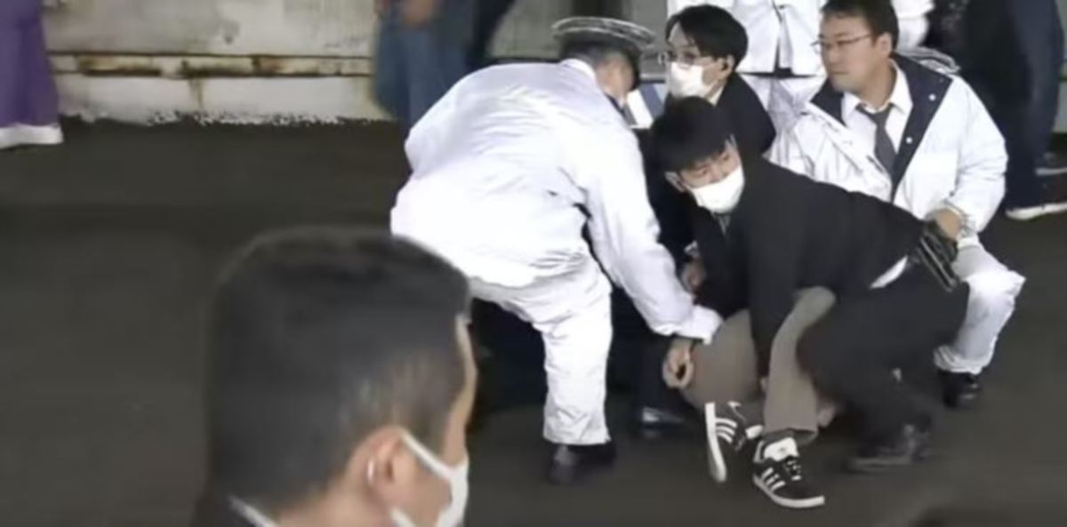 LELAKI ditahan di lokasi kejadian. FOTO NHK World-Japan / YouTube