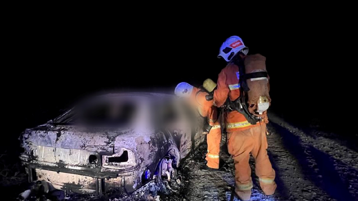 Lelaki ditemukan rentung dalam kereta terbakar di Batu Niah, Miri, malam tadi. FOTO Ihsan JBPM