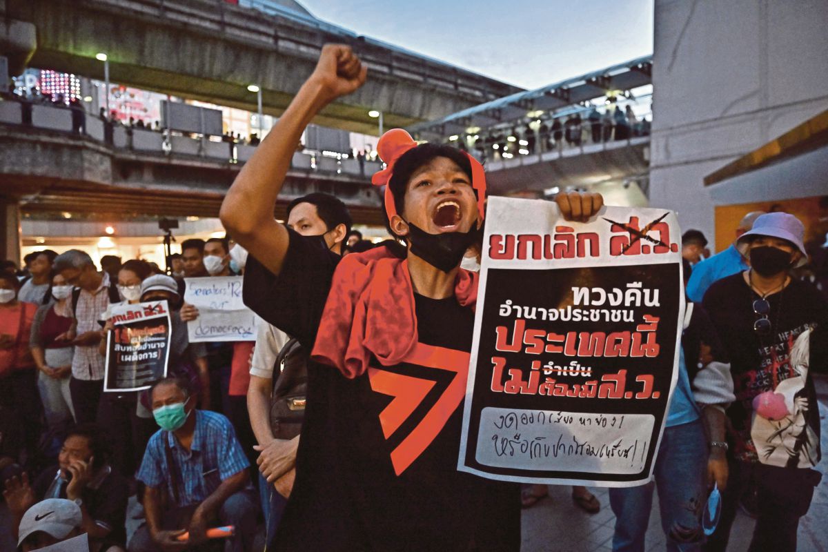 PENYOKONG Parti Move Forward menyertai protes di Bangkok, selepas Pita gagal memperoleh undi mencukupi di Parlimen untuk dilantik sebagai perdana menteri. FOTO AFP 