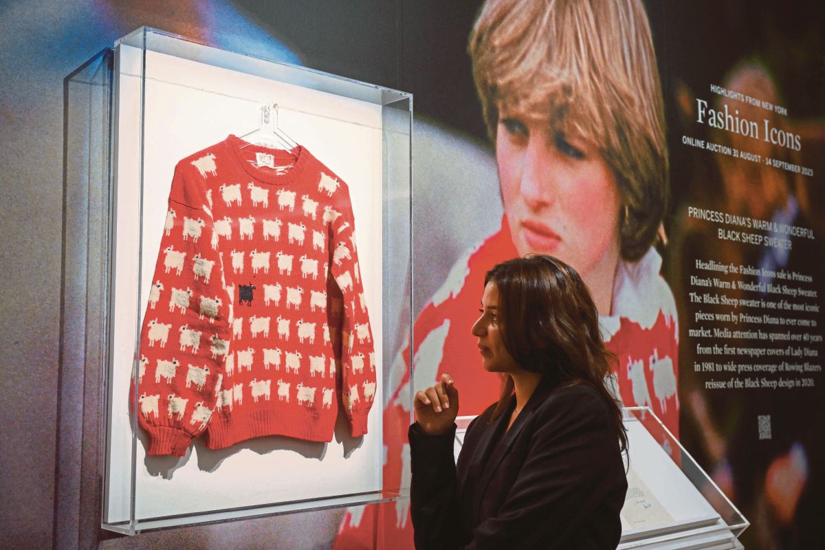 SWEATER merah ikonik yang dipakai Puteri Diana selepas pertunangannya dengan Putera Charles berjaya dilelong dengan nilai AS$1.1 juta (RM5.15 juta). FOTO AFP