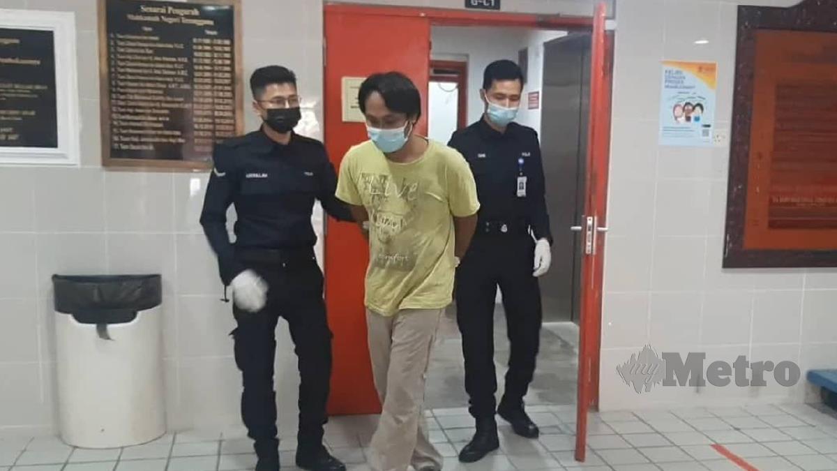 TERTUDUH mengaku tidak bersalah di Mahkamah Sesyen Kuala Terengganu hari ini atas tuduhan memukul bapanya menggunakan tukul besi. FOTO Zatul Iffah Zolkiply