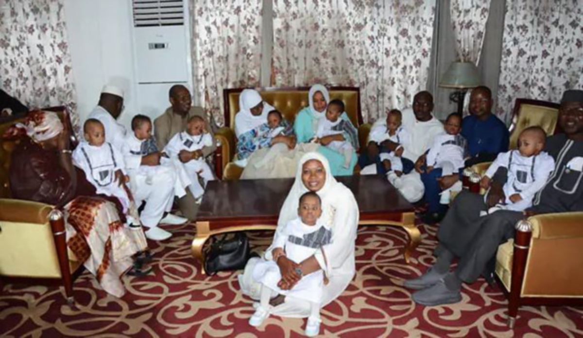 HALIMA Cisse bersama sembilan anaknya. FOTO Facebook Menteri Kesihatan Mali, Dieminatou Sangare