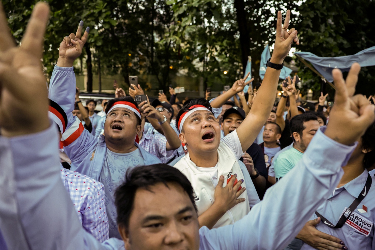PENYOKONG berkumpul di luar rumah Prabowo, Rabu lalu. FOTO AFP